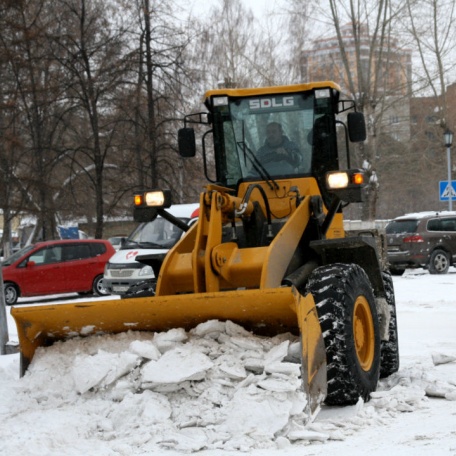 Уборка снега трактором